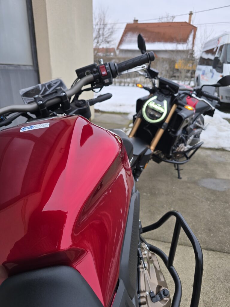 Piros oktatómotor a rutinpálya mellett – OLH Gyál